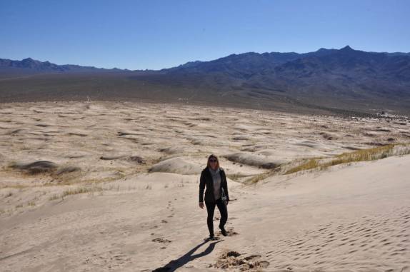 Quase no alto das Kelso Dunes, no deserto de Mojave, na Califórnia, nos Estados Unidos